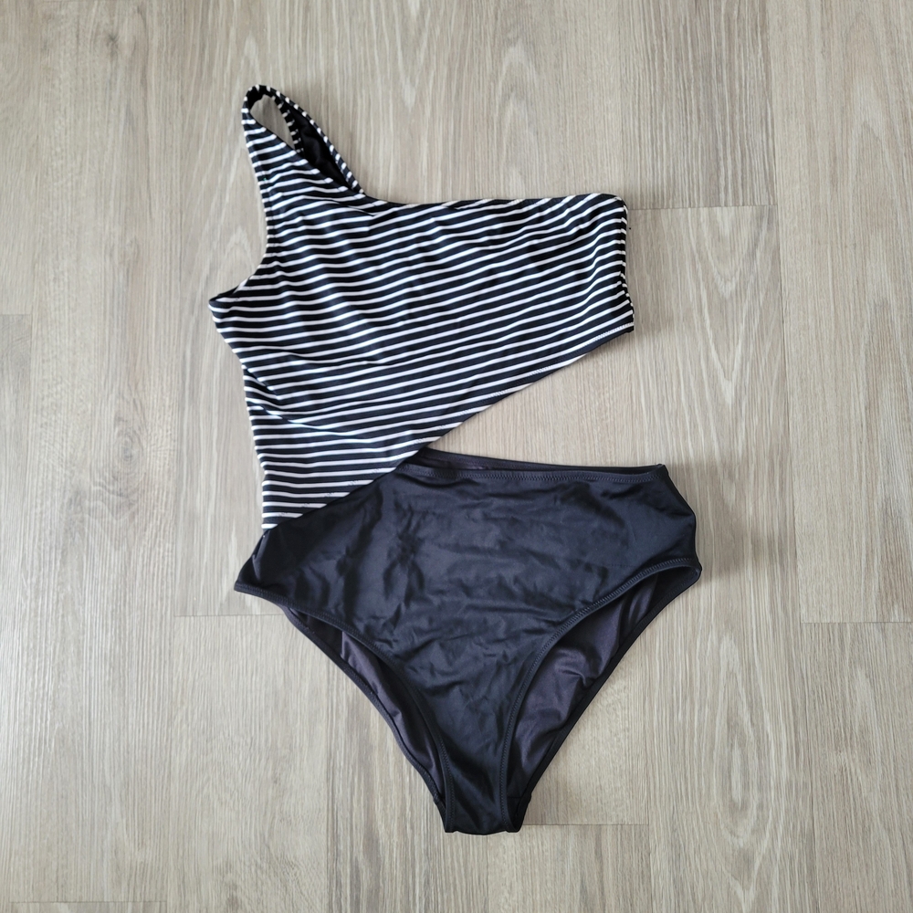 One-Shoulder One Piece Striped Swimsuit With Cutout